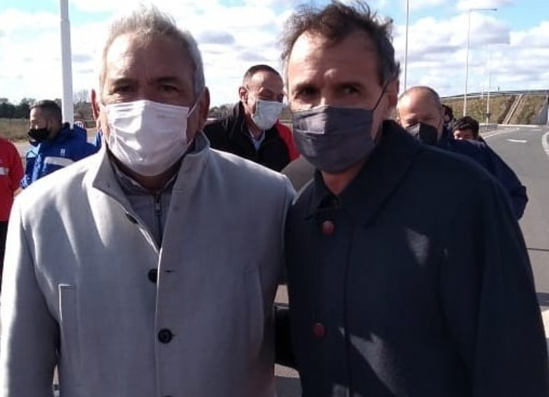 El intendente Ricardo Casi en compañía del ministro de Obras Públicas, Gabriel Katopodis, en el acto de inauguración de la variante Pergamino de la ruta nacional 8.
