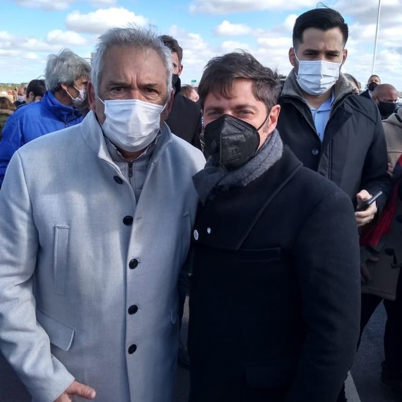 Casi junto al gobernador bonaerense Axel Kicillof.
