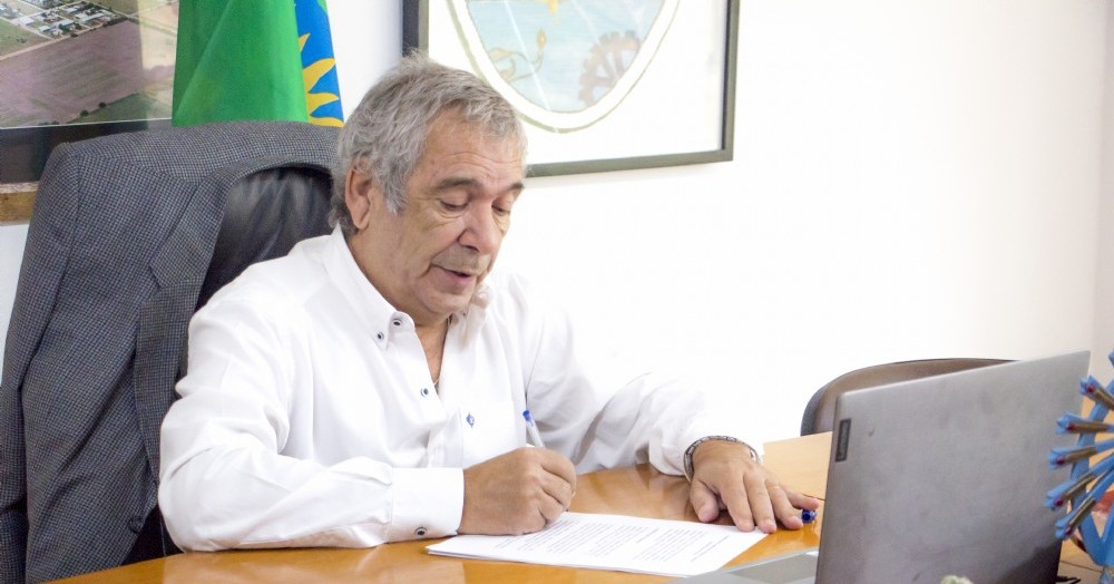 El intendente de Colón, Ricardo Casi, firmó a través de una videollamada con el gobernador.