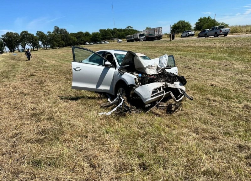 El hecho se produjo a partir de una colisión entre un automóvil conducido por un hombre de 48 años con domicilio en Venado Tuerto, y una motocicleta, en la que viajaban las dos víctimas.