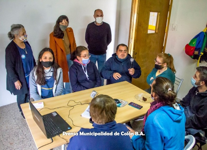 Rocío Martínez, secretaria de Educación, Ciencia y Tecnología Municipal, y Gonzalo Villalonga, director de Gobierno, visitaron en la mañana del viernes la institución local Apine.