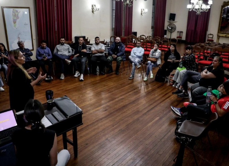 Las jornadas se desarrollan en el Polo Educativo y en el recinto del Honorable Concejo Deliberante, donde se abordan conceptos clave sobre igualdad, derechos y prácticas para promover entornos de trabajo respetuosos.