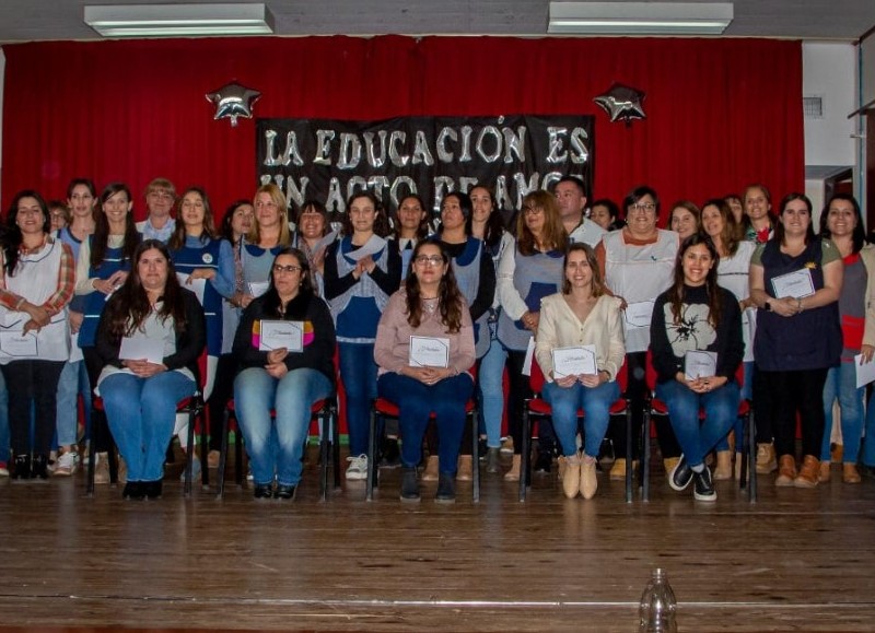 Los y las docentes de Colón fueron debidamente homenajeados este lunes tras el Día del Maestro que se celebró este último domingo 11 de septiembre.