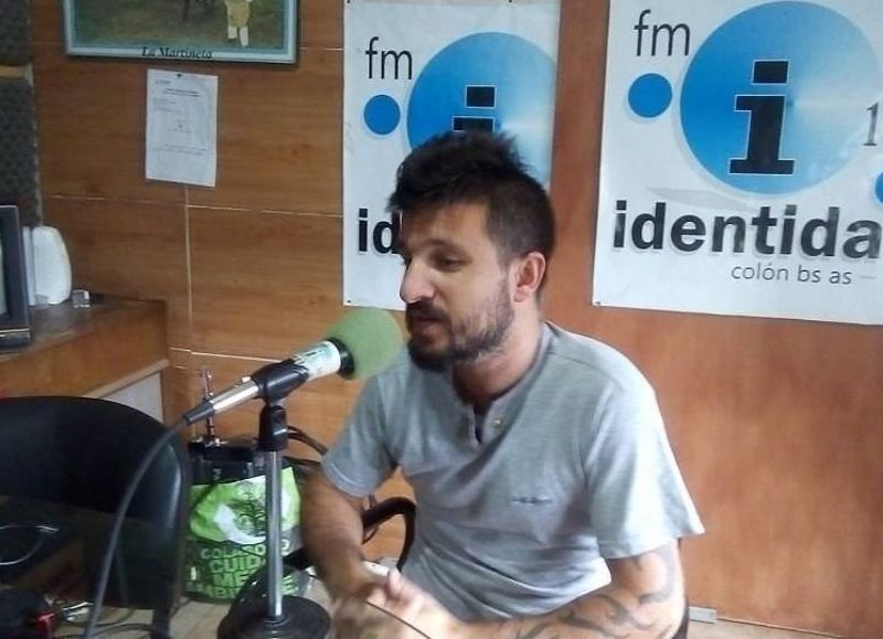 Pablo Pascua en el aire de FM Identidad.