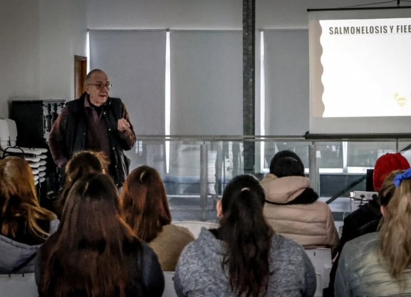 La jornada formativa, que contó con una destacada participación de vecinas y vecinos, abordó temas clave como higiene, manipulación y conservación.