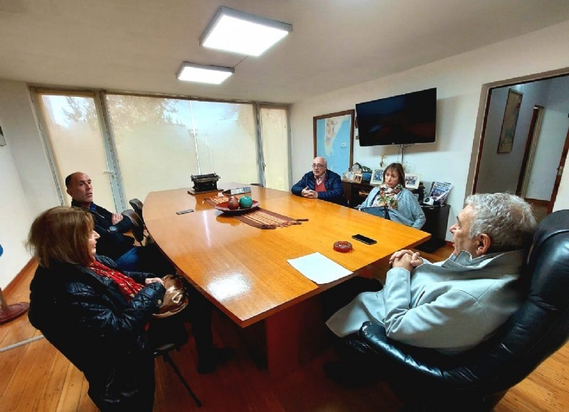 El Intendente  Ricardo Casi, junto al director de Gobierno, Gonzalo Villalonga, recibieron a integrantes del Centro de Jubilados y también dialogaron con los fondistas Sonia García y Enzo Fernández.