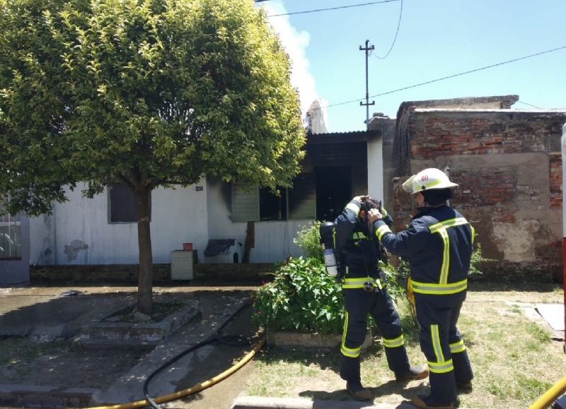 Bomberos Voluntarios controlando el siniestro