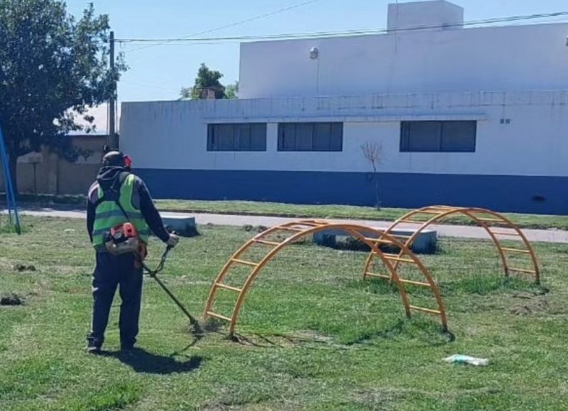 Desde la gestión local llevan a cabo diversas tareas en plazas y lugares de recreación.