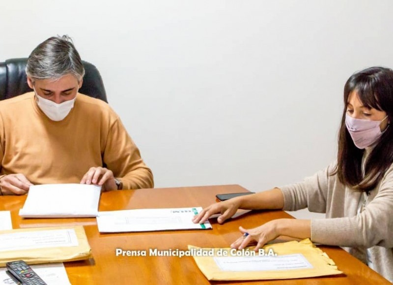 Con la presencia de los funcionarios municipales Diego Bastianelli, Rocío Martínez, Nadia Sequeiro y Adriana Grela se realizó la apertura de sobres correspondientes a dos licitaciones.