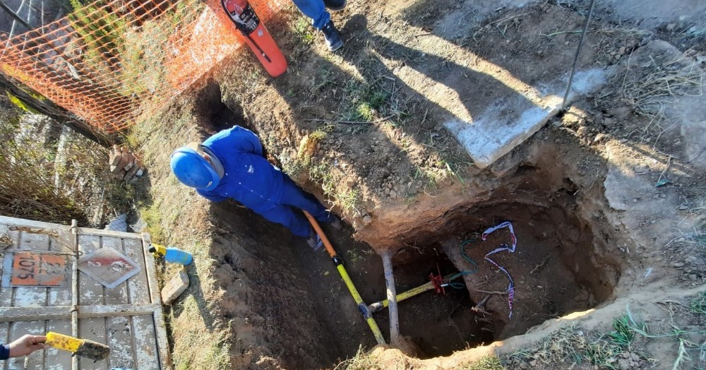 Allí están realizando allí cuatro empalmes.