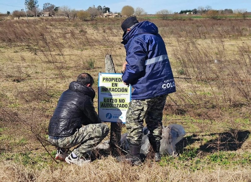 Estas prácticas, además de ser irregulares, representan un aprovechamiento de la necesidad de muchas familias que buscan acceder a un terreno propio.