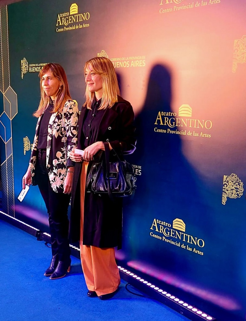 La secretaria de Cultura, Valeria Actis, y la coordinadora de Eventos Populares, Laura Enrique, participaron de la ceremonia de reapertura de la Sala Alberto Ginastera del Teatro Argentino, de La Plata.