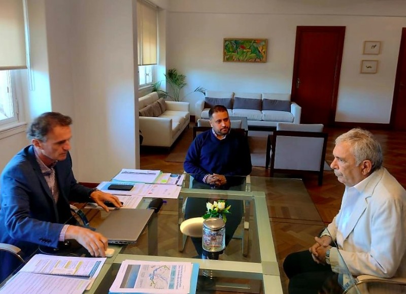 El actual intendente Ricardo Casi y su sucesor, Waldemar Giordano, mantuvieron una serie de reuniones con funcionarios de los gobiernos nacional y provincial, con los cuales firmaron convenios para el desarrollo local.