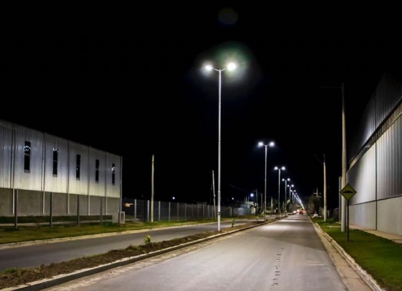 El ingreso a la ciudad por ese sector fue pavimentado con concreto asfáltico, respetando el planteo arquitectónico como también en la forestación con palmeras.