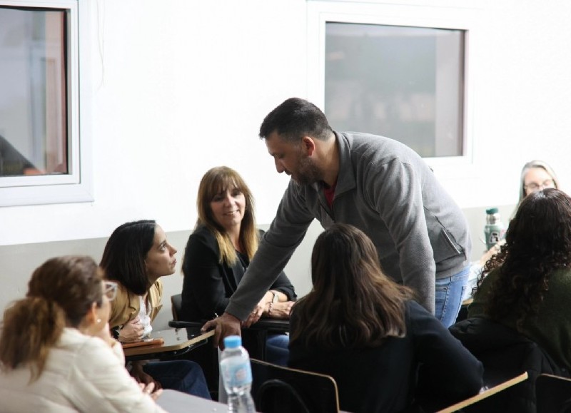 Durante el encuentro se proyectaron videos y se analizaron frases de uso frecuente, con el objetivo de reflexionar en torno a prácticas de cuidado colectivas.