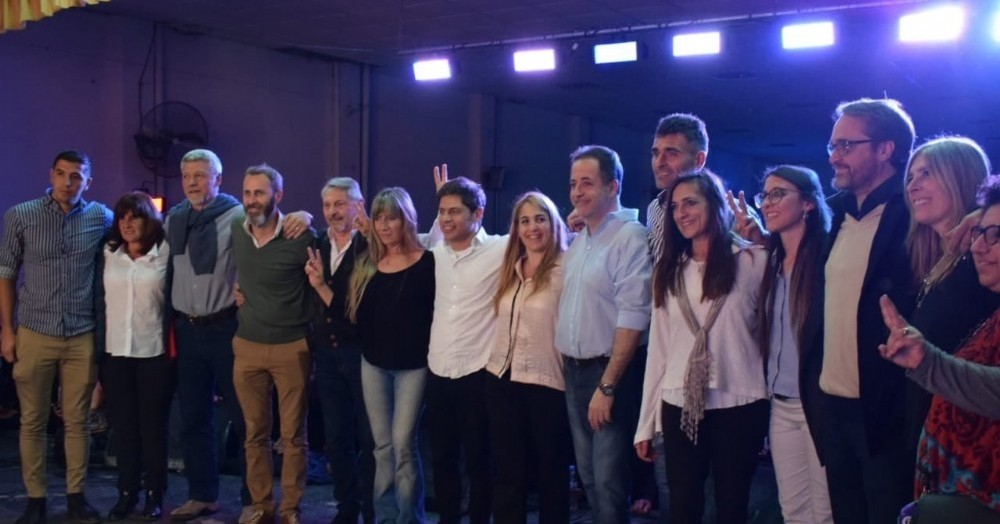 Axel Kicillof y María Eugenia Ball Lima, juntos en el Fomento Centenario de Pergamino.