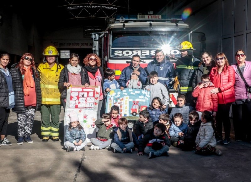 Niños y niñas homenajearon a los bomberos voluntarios en su día