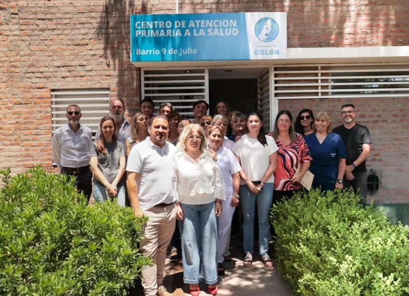 El intendente Waldemar Giordano junto a la vice ministra de Salud bonaerense, Alexia Navarro, y funcionarios locales encabezaron el acto.
