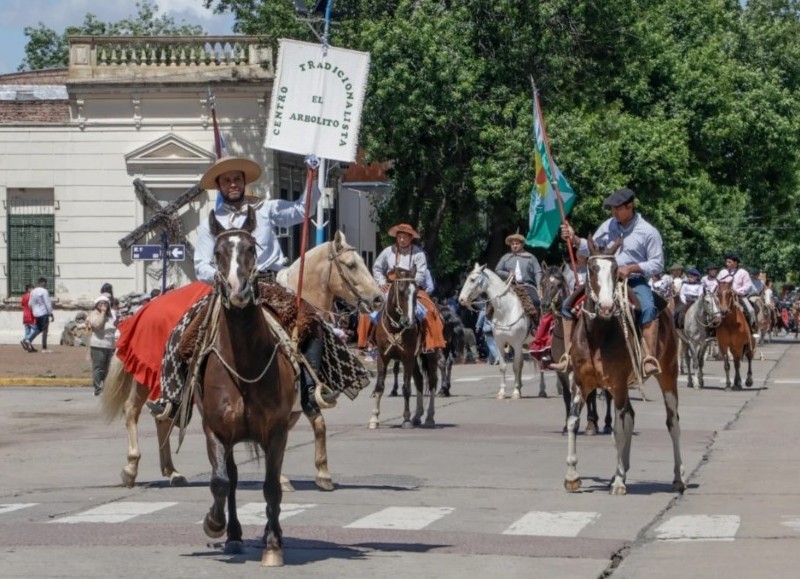 Se celebró el Día de la Tradición con un colorido desfile criollo por sus calles