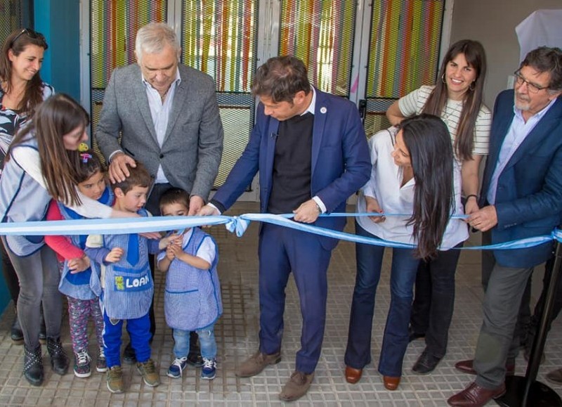 El gobernador Axel Kicillof, junto director general de Cultura y Educación, Alberto Sileoni; el jefe de Asesores, Carlos Bianco; el intendente Ricardo Casi; la diputada, Fernanda Díaz; y la maestra a cargo de la institución, Rocío López.