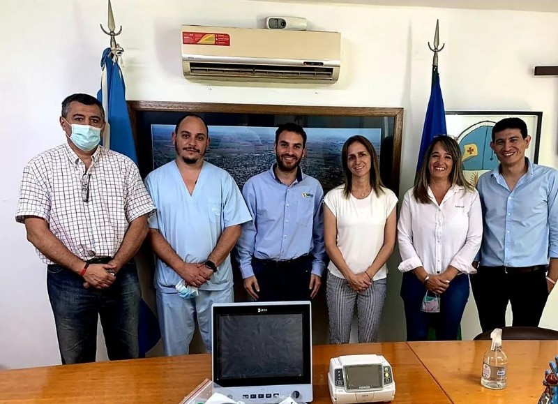 El jefe de Gabinete de la Municipalidad junto a los directores del Hospital municipal recibieron en donación de la firma Satus Ager S.A.