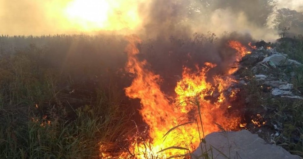 Basural e incendio.