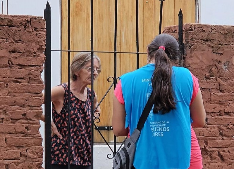 El área municipal trabaja en el territorio con un grupo de promotoras que visitan los barrios brindando información sobre la enfermedad.