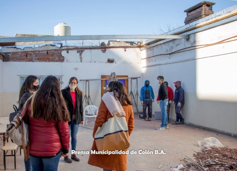 El encargado de Presupuesto, Diego Bastianelli, junto a la secretaria de Educación, Ciencia y Tecnología, Rocío Martínez, la concejala Silvana Desimone y la arquitecta María Ana López, recorrieron las instalaciones.