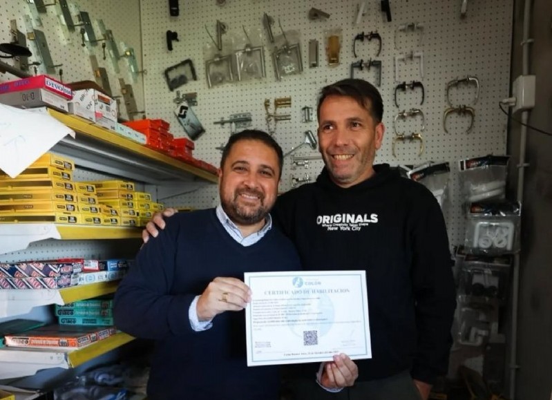 En cada recorrida encabezada por el intendente Waldemar Giordano, el encuentro con los vecinos refleja la fuerza de quienes deciden invertir, crear empleo y hacer crecer la economía local.