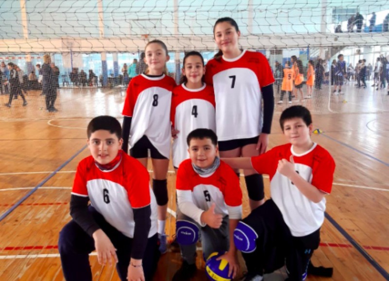 Una delegación de seis alumnos y alumnas de sexto grado de primaria de la Escuela Santa Marta representó a la localidad en los torneos provinciales.