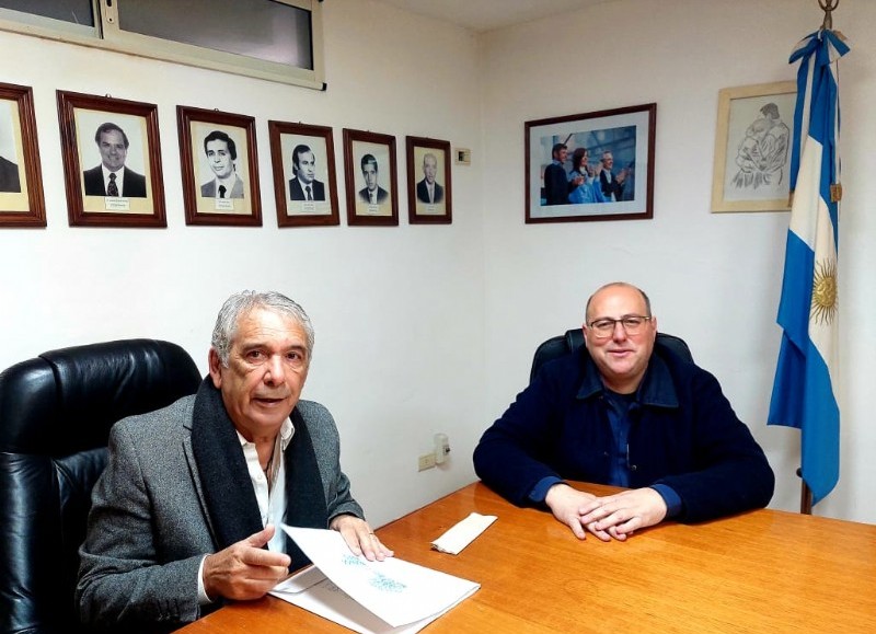 El intendente Ricardo Casi y el padre Ricardo Vanni, firmaron el convenio para que los alumnos colonenses de UCASAL paguen sólo el 45 por ciento del valor de la cuota.