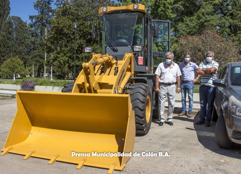 La Municipalidad de Colón adquirió una pala cargadora, que será destinada a las tareas de recolección de basura gruesa por parte de la Secretaría de Servicios Públicos.

