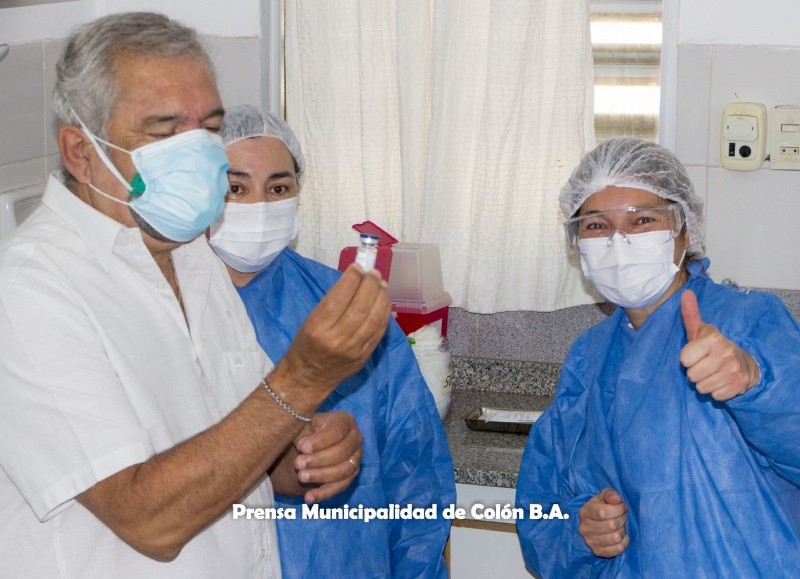Ricardo Casi visitó el nosocomio local para interiorizarse sobre el protocolo de inmunización al personal sanitario, que dio comienzo desde las 10 de la mañana de este martes.