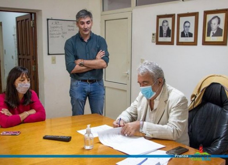 Ricardo Casi, junto a la secretaria de Educación, Ciencia y Tecnología, Rocío Martínez y el encargado de Presupuesto, Diego Bastianelli.