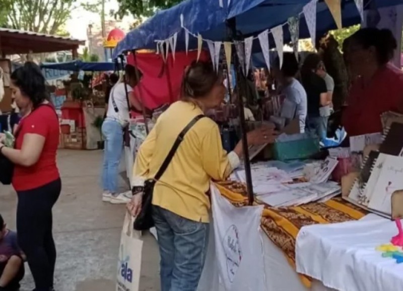 Este domingo, desde las 14:30, la Plaza San Martín será sede de una jornada cultural con artesanos, emprendedores locales y propuestas gastronómicas. Habrá música en vivo y entrada libre.