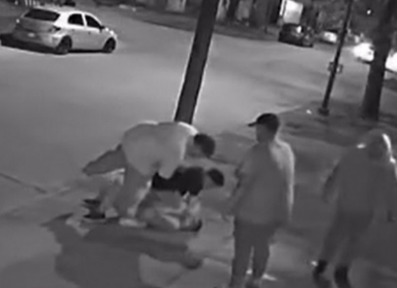 El momento del brutal ataque quedó registrado por una cámara.