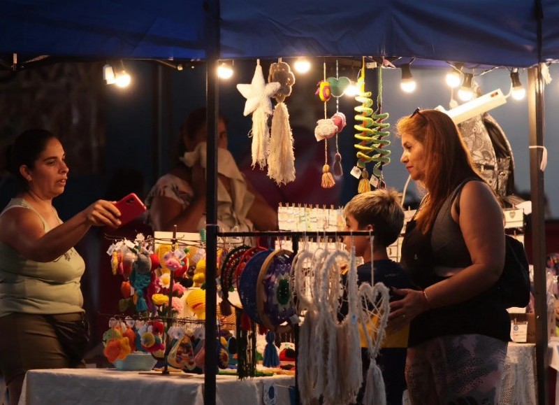 Tras una primera jornada cargada de entretenimiento, el evento sigue convocando a vecinos y turistas en un entorno ideal para disfrutar del verano.