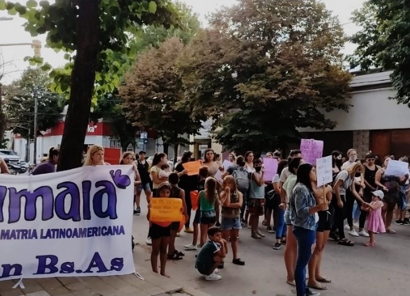 La protesta se inició en la Plaza y movilizaron hasta la Comisaría.