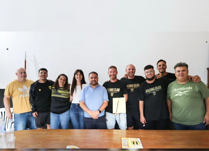 El intendente Waldemar Giordano visitó la institución y le entregó la documentación a las autoridades.