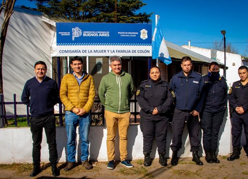 Constá de una oficina para la recepción de denuncias y otra para atención y contención.