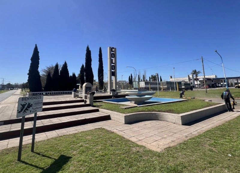 Se llevan adelante labores de jardinería, poda y pintura, con el objetivo de mejorar la imagen de este punto estratégico que representa la puerta de entrada del distrito.