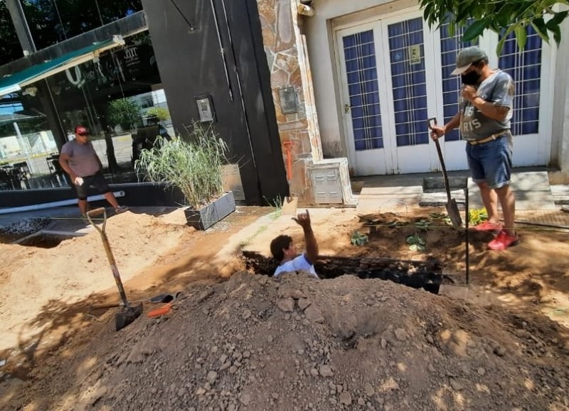 Se está realizando el recambio de tablero en bomba 3, para la provisión de agua potable, en Boulevard 17 y 42, con una inversión de 250.000 pesos.