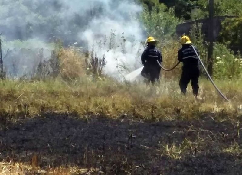 Los Bomberos Voluntarios trabajando.