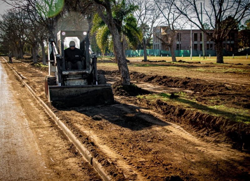 Entre ruta 8 y Avenida Eva Perón (9) se están ejecutando trabajos para su puesta en valor.