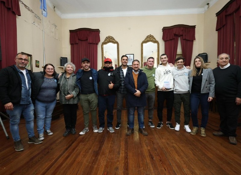 Durante la ceremonia se homenajeó la trayectoria del periodista colonense Claudio Giglioni, de Cadena Tres Rosario, y se recordó a los comunicadores recientemente fallecidos: Jorge Alvisi, Víctor Calvigioni y Javier Campos.