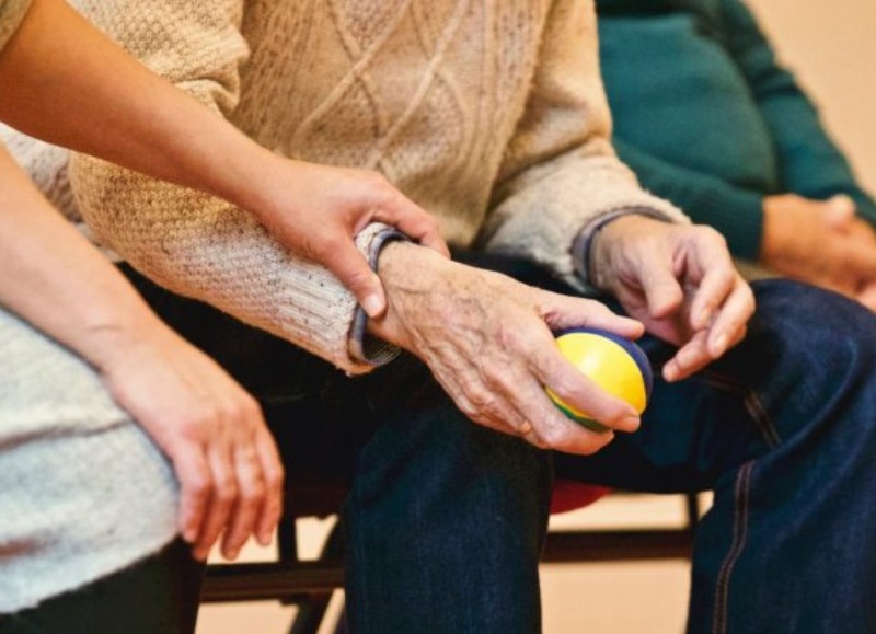 La Municipalidad de Colón mediante un decreto 020/22 informó que "se estableció la prohibición de salidas transitorias de residentes y visitas de familiares y/o similares a establecimientos geriátricos públicos y/o privados".