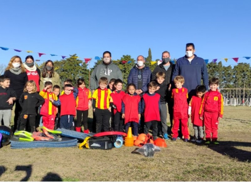 Rocío Martínez, secretaria de Educación, Ciencia y Tecnología; Gonzalo Villalonga, director de Gobierno; y Luciano Baratti, director de Deportes, visitaron los clubes Racing y Barracas de la ciudad.