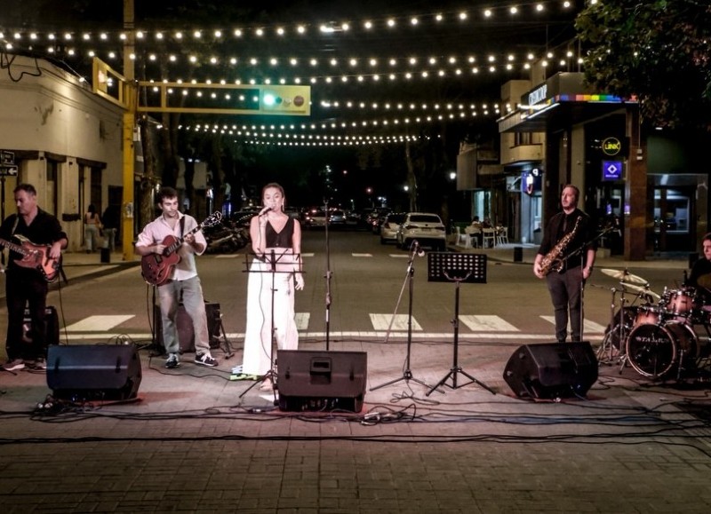 La jornada contó con la presentación de la banda KillimanJazz, que ofreció un repertorio dinámico y variado, y con la participación especial de la cantante Guillermina Ditamo.