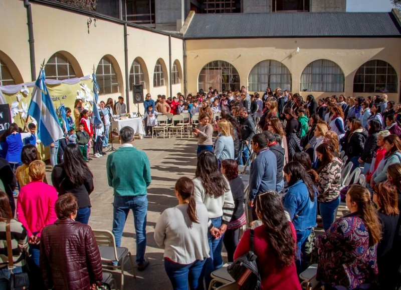 El evento tuvo lugar en la Escuela número 1, y estuvieron presentes autoridades educativas locales y regionales, así como también municipales y del quehacer colonense.