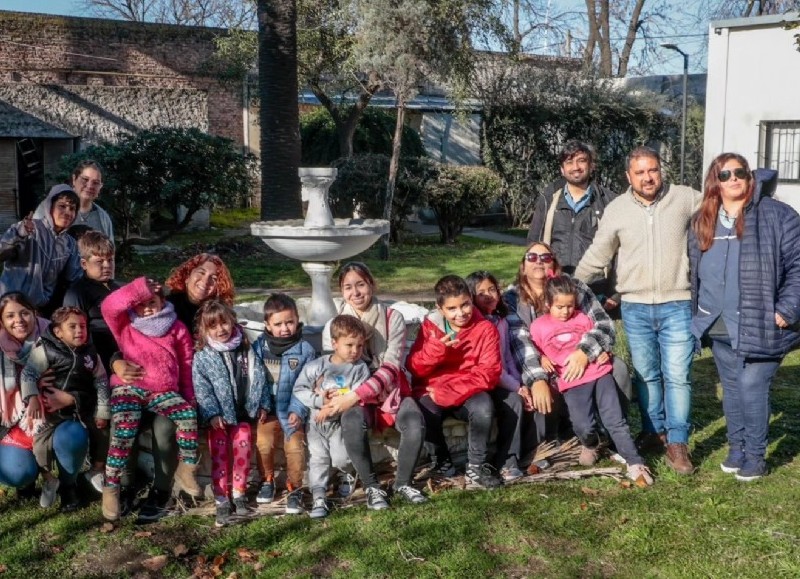 Durante el encuentro, los pequeños entregaron presentes realizados con sus propias manos, en un gesto cargado de ternura y sentido patriótico.